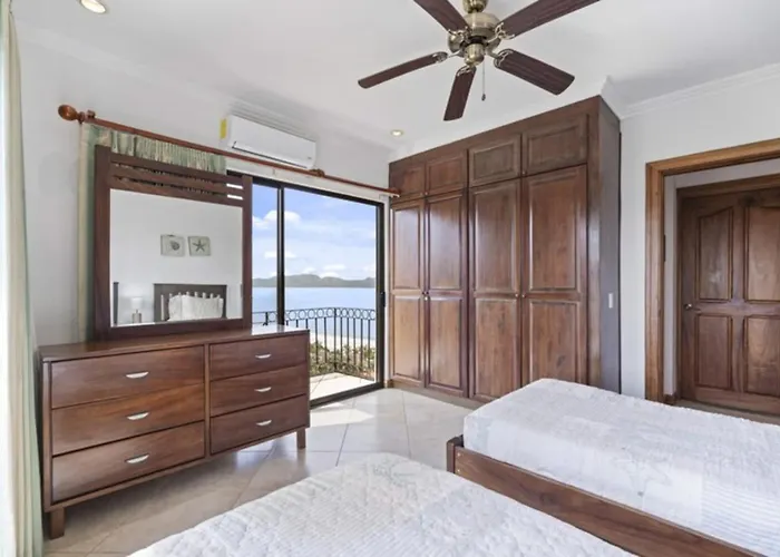 Сasa de vacaciones Stunning With Panoramic Beach, Ocean, And Mountain Views In *